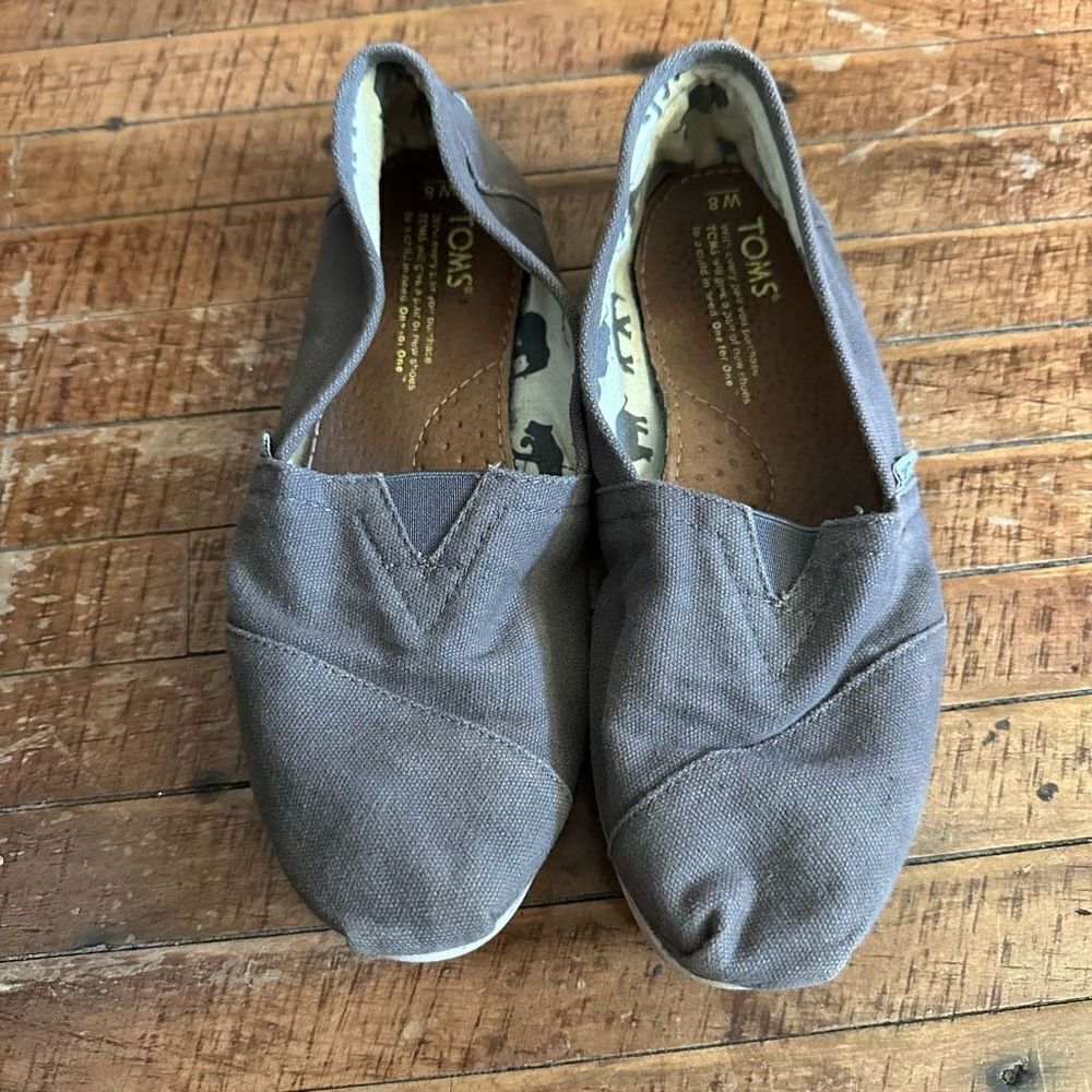 Tom’s minimalist gray slip on normcore size 8 shoes